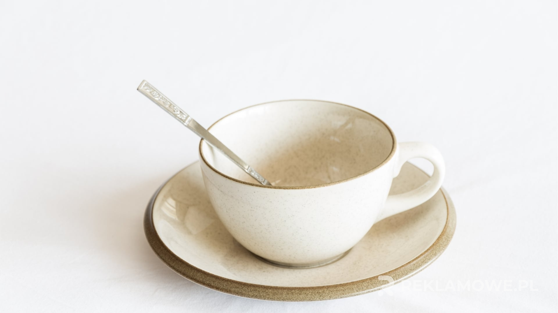 Ekologiczna filiżanka reklamowa na drewnianym tle