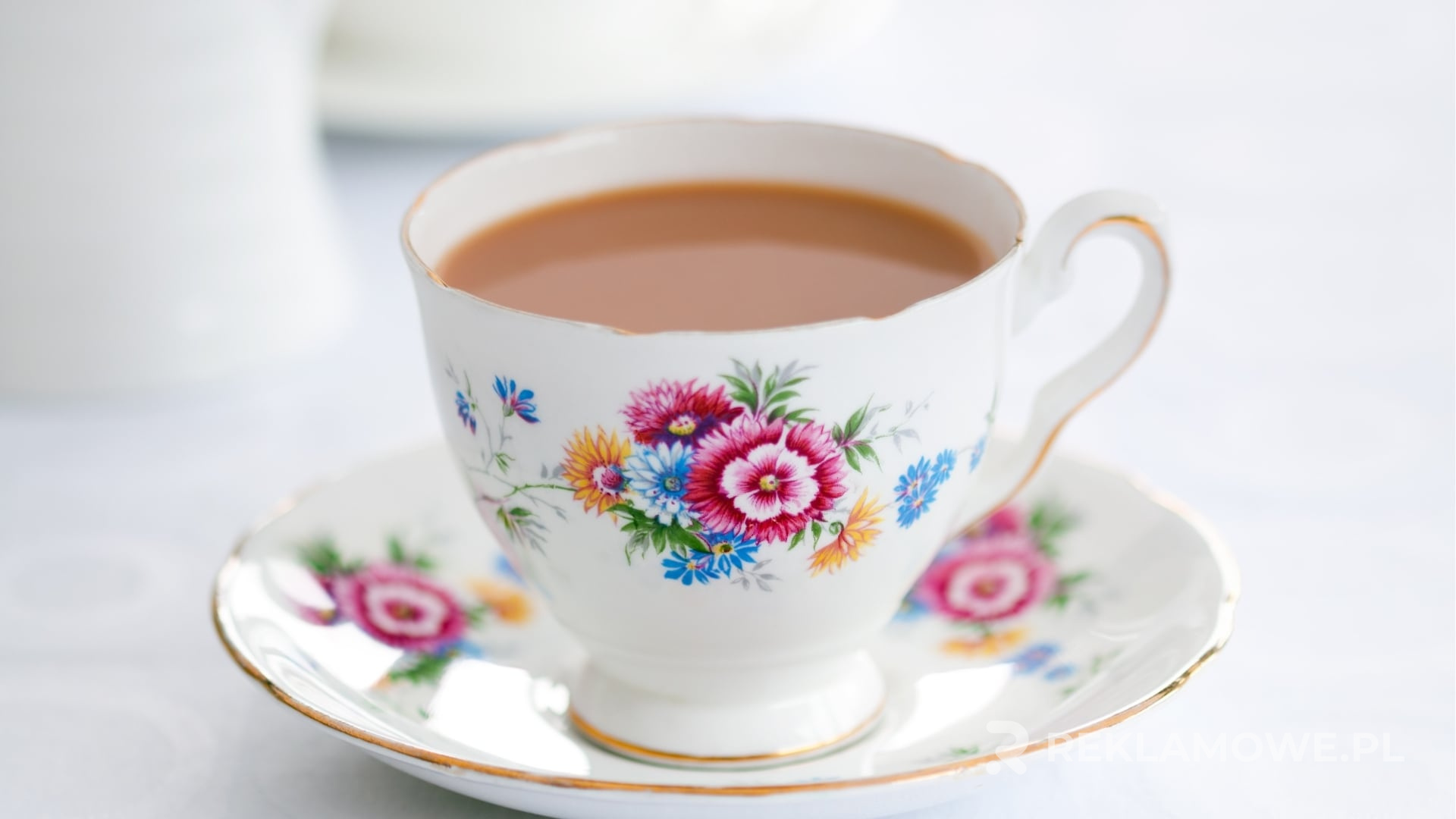 Ekologiczne filiżanki reklamowe na drewnianym tle