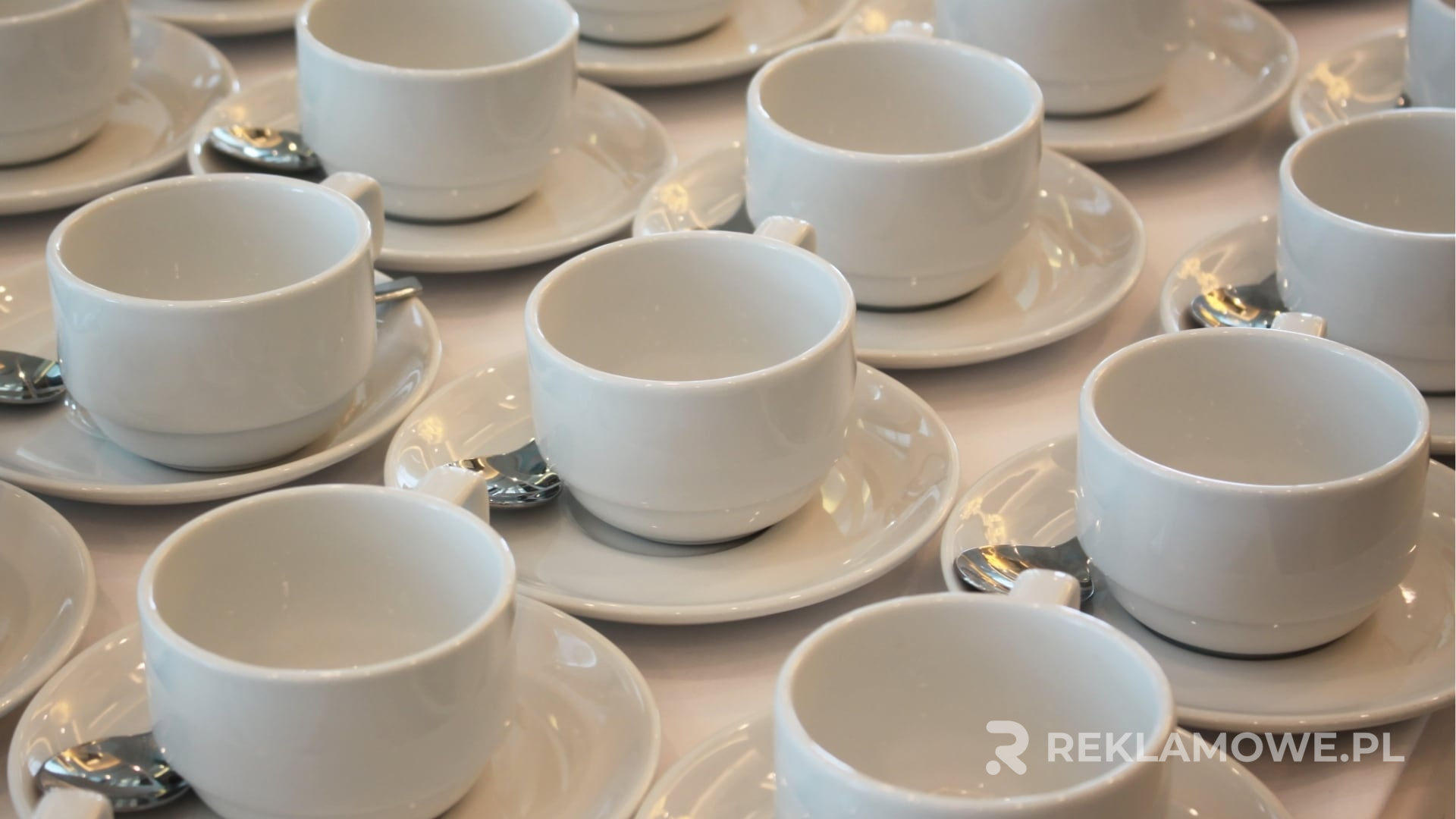 Jak filiżanki reklamowe wpływają na rozpoznawalność marki Filiżanka z logo firmy