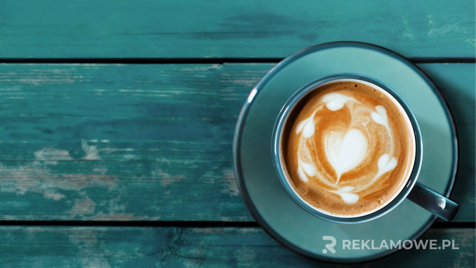 Filiżanki reklamowe na tle zielonych roślin symbolizujące zrównoważony rozwój