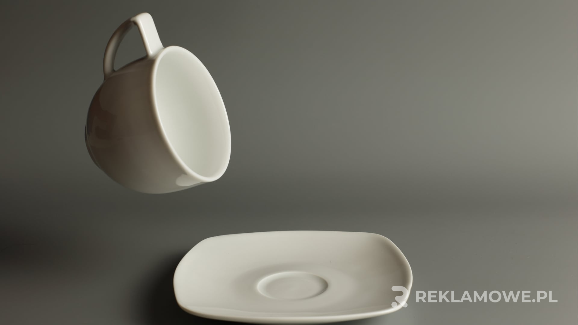 Filiżanki reklamowe ozdobione świątecznymi motywami