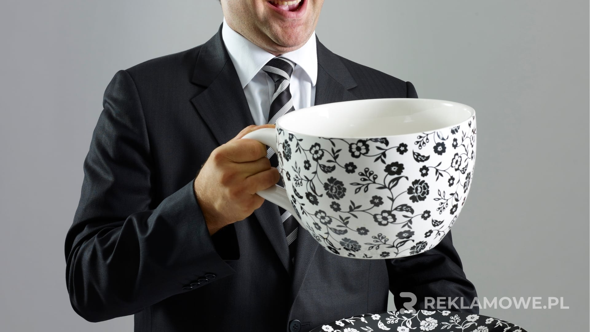 Idealne filiżanki reklamowe dla Twojej firmy Filiżanki reklamowe na stole