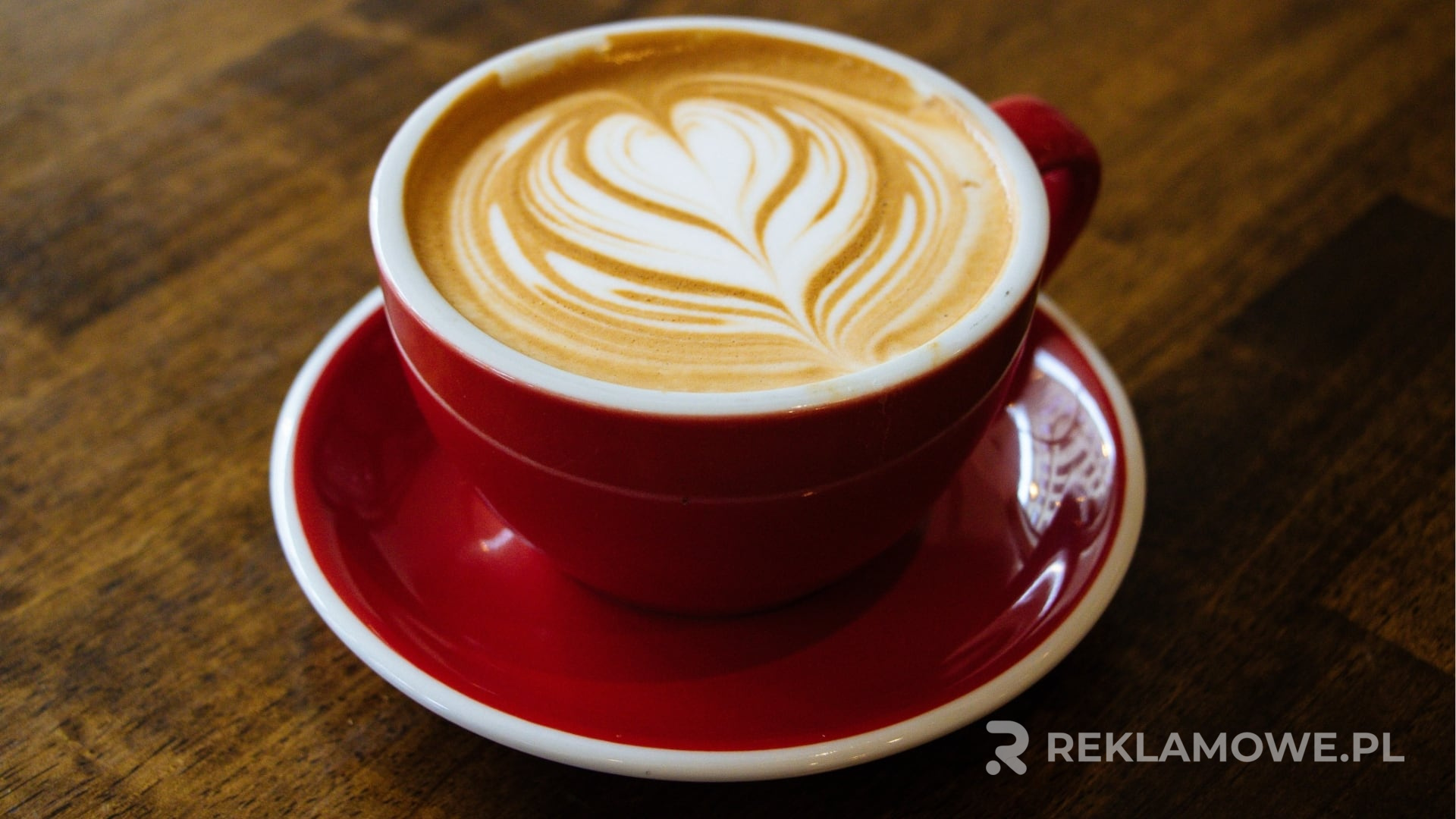 Filiżanka z logo firmy używana w kampanii promocyjnej