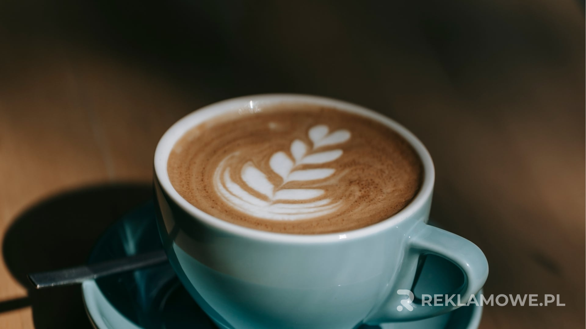 Filiżanki reklamowe używane w kreatywny sposób