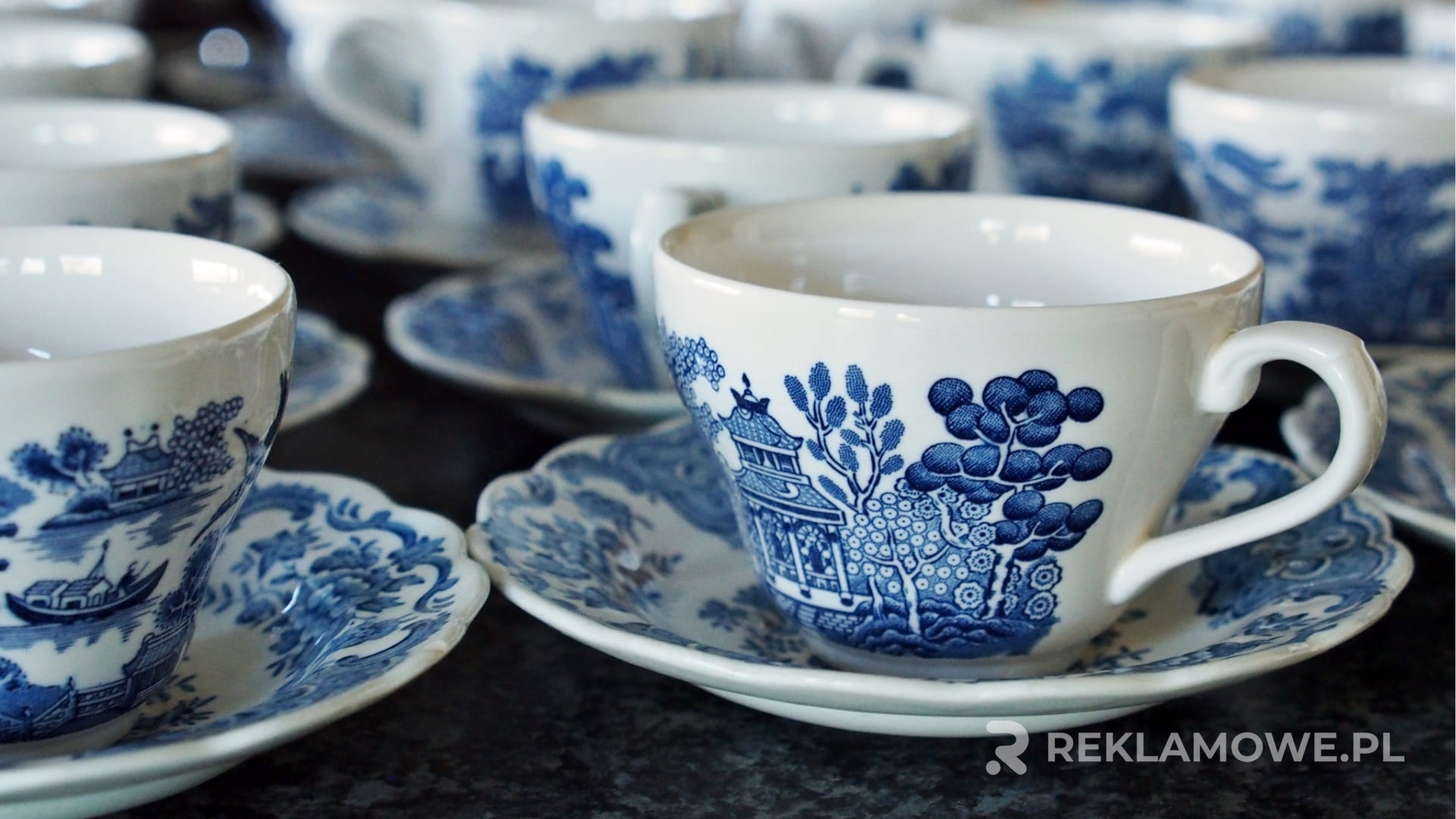 Wysokiej jakości filiżanki reklamowe na biurku