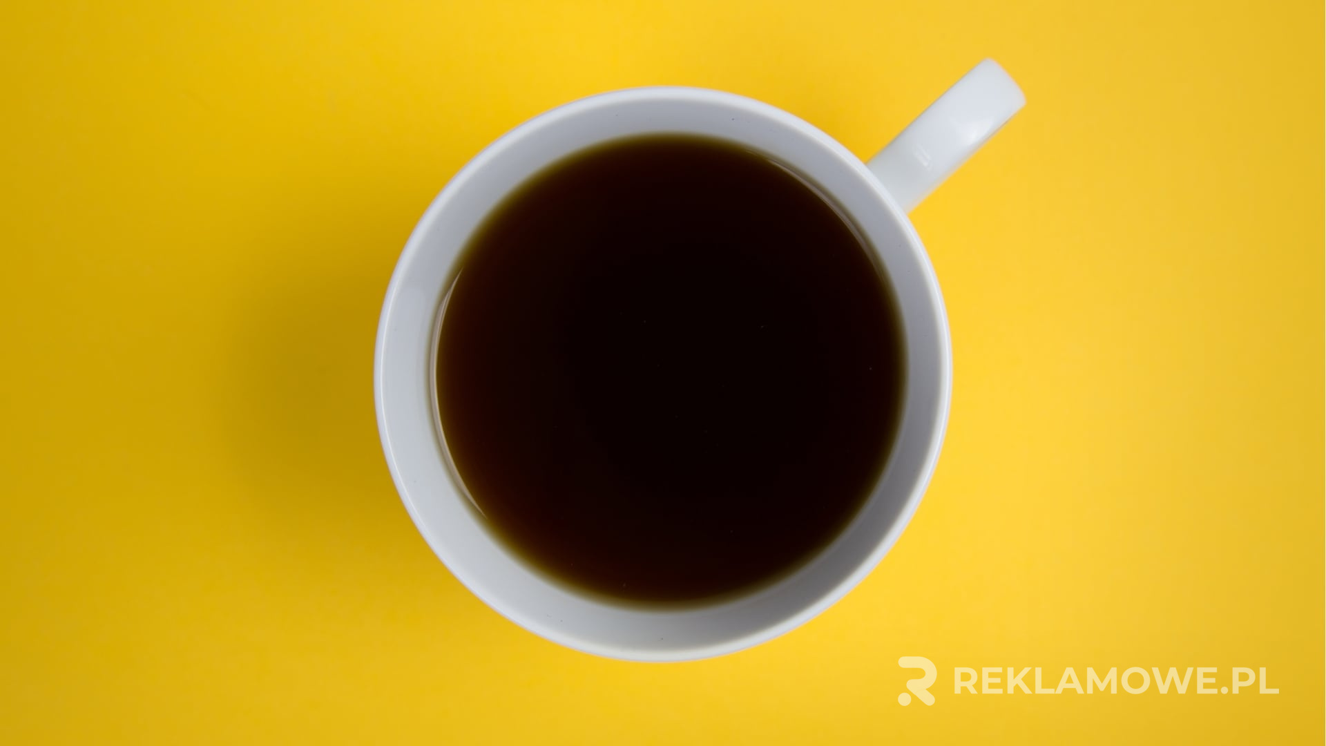 Różnokolorowe filiżanki reklamowe na stole