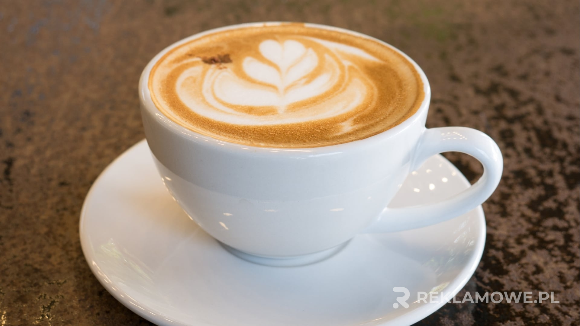 Filiżanka z logo firmy na biurku